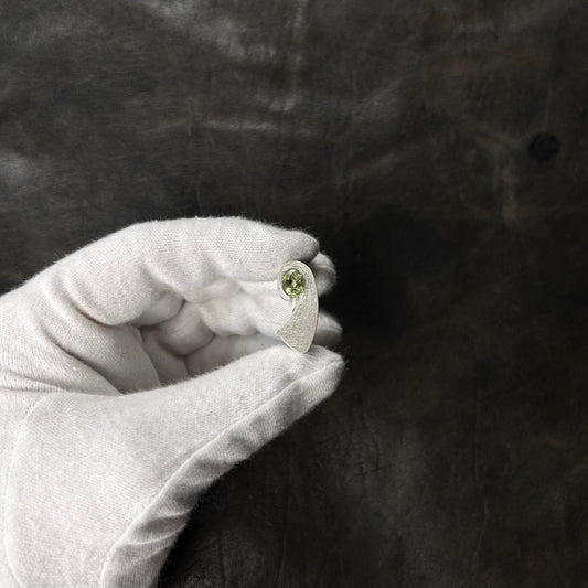 Swoosh Peridot Stone Ring